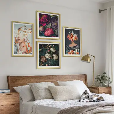 Billedvæg over sofa med motiver af blomsterportrætter, buketter og blade