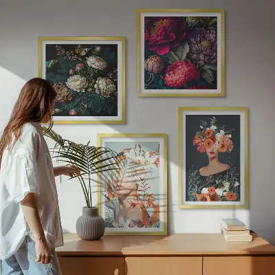 Billedvæg over sofa med motiver af blomsterportrætter, buketter og blade