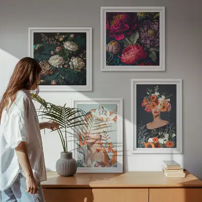 Billedvæg over sofa med motiver af blomsterportrætter, buketter og blade