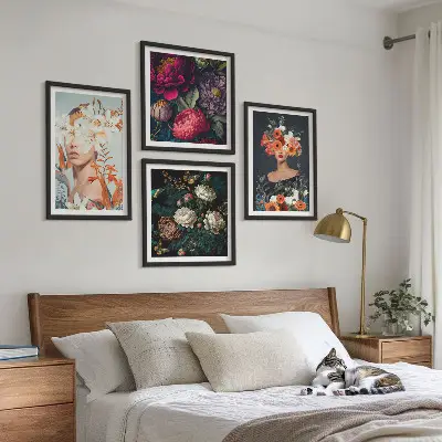 Billedvæg over sofa med motiver af blomsterportrætter, buketter og blade