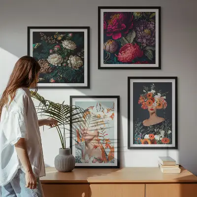 Billedvæg over sofa med motiver af blomsterportrætter, buketter og blade