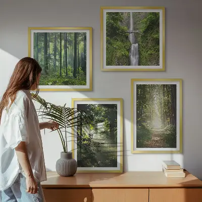 Billedvæg over sofa med motiv af grønne skove med lysstråler