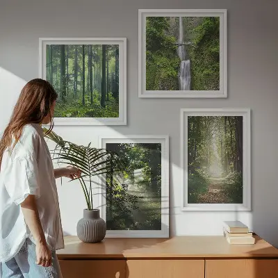 Billedvæg over sofa med motiv af grønne skove med lysstråler
