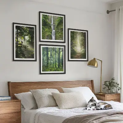 Billedvæg over sofa med motiv af grønne skove med lysstråler