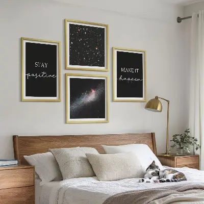 Billedvæg til over sofaen med motiverende slogans, stjerner og rumtempo