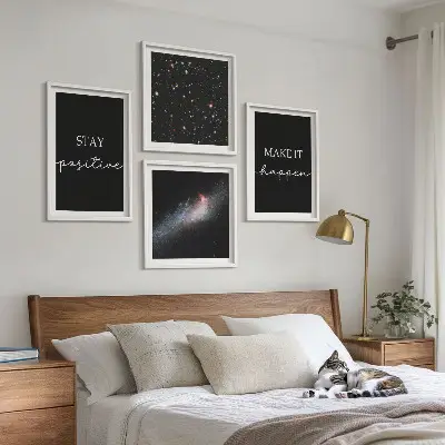 Billedvæg til over sofaen med motiverende slogans, stjerner og rumtempo