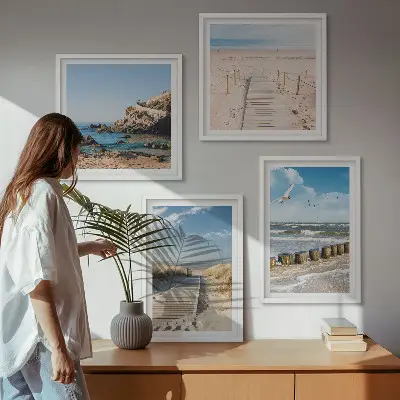 Billedvæg over sofa med motiv af strand, sand, bølger, himmel og fugle
