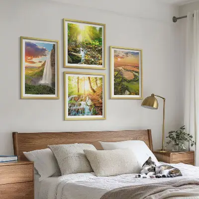 Billedvæg over sofa med motiv af Orange Mountain-vandfaldet