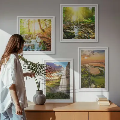 Billedvæg over sofa med motiv af Orange Mountain-vandfaldet