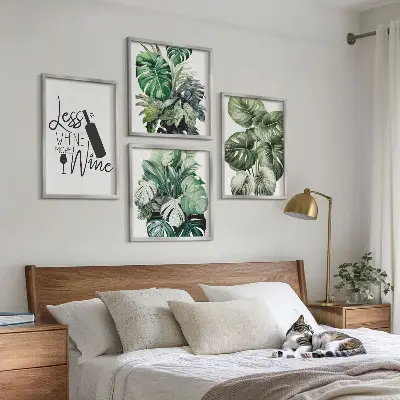 Billedvæg over sofa med grønne vinplanteblade
