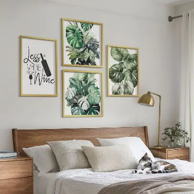 Billedvæg over sofa med grønne vinplanteblade