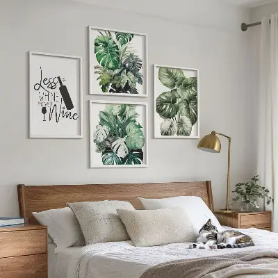Billedvæg over sofa med grønne vinplanteblade