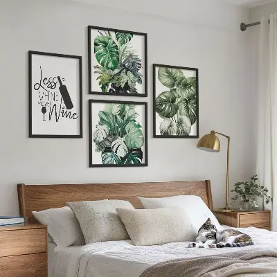 Billedvæg over sofa med grønne vinplanteblade