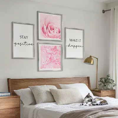 Billedvæg over sofa med minimalistiske lyserøde blomster