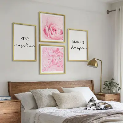 Billedvæg over sofa med minimalistiske lyserøde blomster