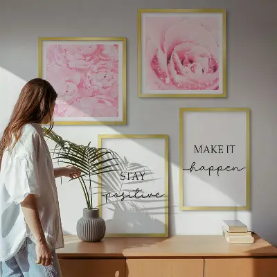Billedvæg over sofa med minimalistiske lyserøde blomster