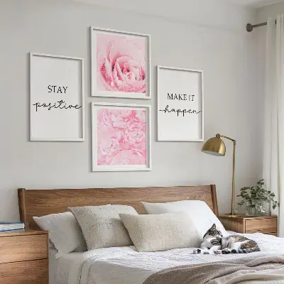 Billedvæg over sofa med minimalistiske lyserøde blomster