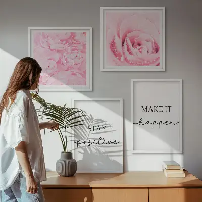 Billedvæg over sofa med minimalistiske lyserøde blomster
