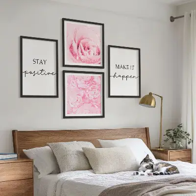 Billedvæg over sofa med minimalistiske lyserøde blomster