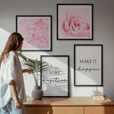 Billedvæg over sofa med minimalistiske lyserøde blomster
