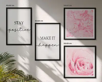 Billedvæg over sofa med minimalistiske lyserøde blomster