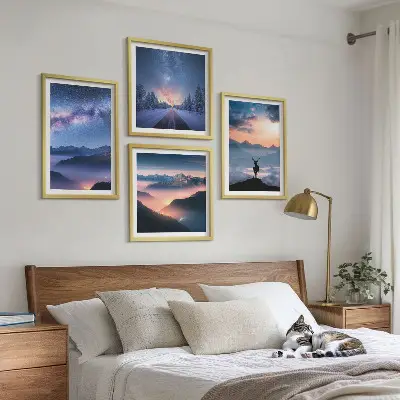 Billedsæt med ramme med motiv af nattehimmel, bjerge, tåge og hjorte
