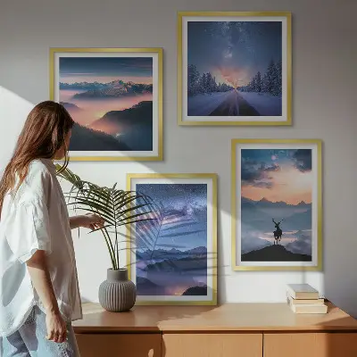 Billedsæt med ramme med motiv af nattehimmel, bjerge, tåge og hjorte