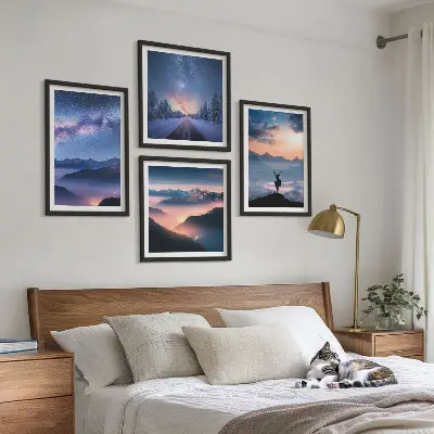 Billedsæt med ramme med motiv af nattehimmel, bjerge, tåge og hjorte