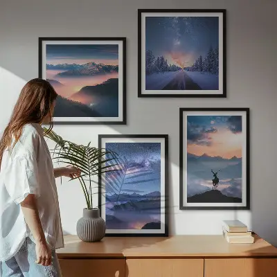 Billedsæt med ramme med motiv af nattehimmel, bjerge, tåge og hjorte