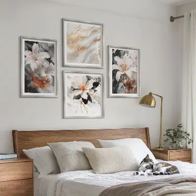 Billedvæg over sofa med blomster i hvid og sort marmor
