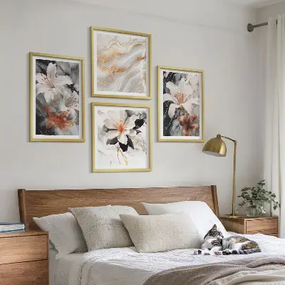 Billedvæg over sofa med blomster i hvid og sort marmor