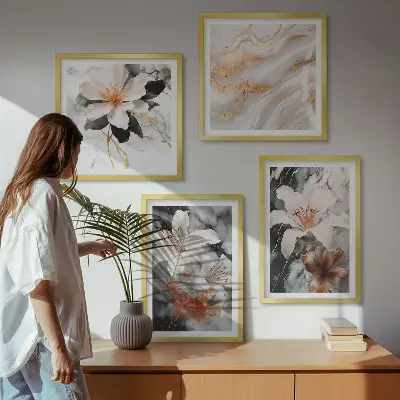 Billedvæg over sofa med blomster i hvid og sort marmor