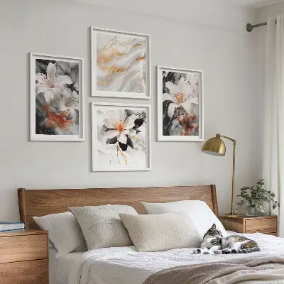 Billedvæg over sofa med blomster i hvid og sort marmor