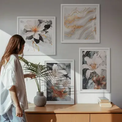 Billedvæg over sofa med blomster i hvid og sort marmor