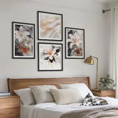 Billedvæg over sofa med blomster i hvid og sort marmor