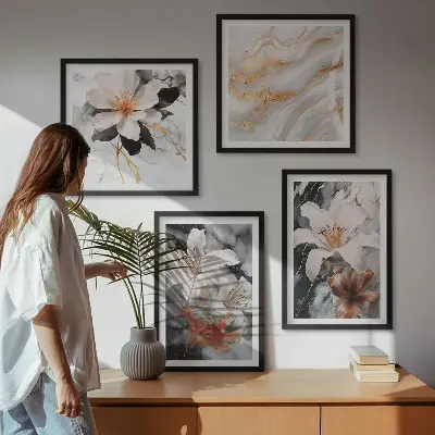Billedvæg over sofa med blomster i hvid og sort marmor