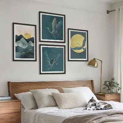 Billedsæt med ramme med motiv af traner, måne og bjerge