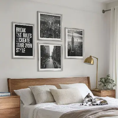 Billedvæg over sofa inspiration fra byens gader i sort og hvid