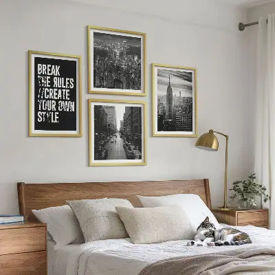 Billedvæg over sofa inspiration fra byens gader i sort og hvid