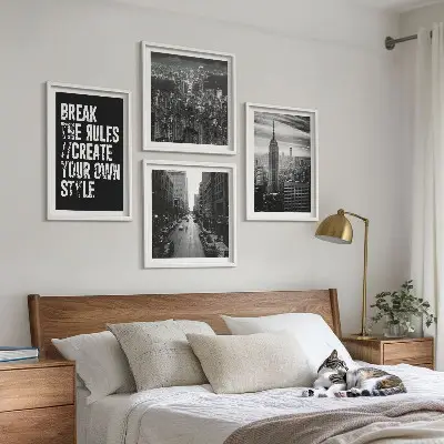 Billedvæg over sofa inspiration fra byens gader i sort og hvid