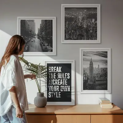 Billedvæg over sofa inspiration fra byens gader i sort og hvid