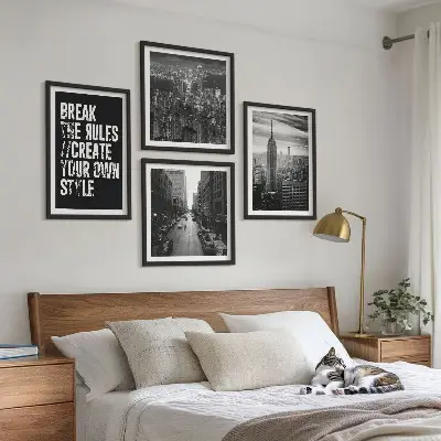 Billedvæg over sofa inspiration fra byens gader i sort og hvid