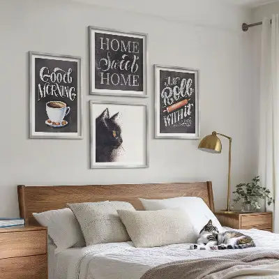 Billedvæg til over sofaen med katte- og køkkentema