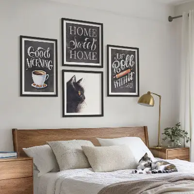Billedvæg til over sofaen med katte- og køkkentema