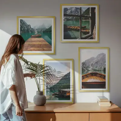 Billedvæg over sofa med bjerglandskaber og hyttebåde