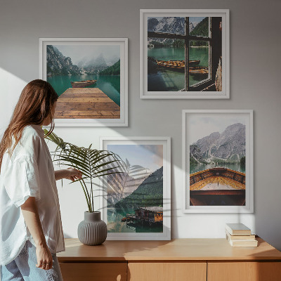 Billedvæg over sofa Bjerglandskaber hyttebåde