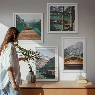 Billedvæg over sofa med bjerglandskaber og hyttebåde