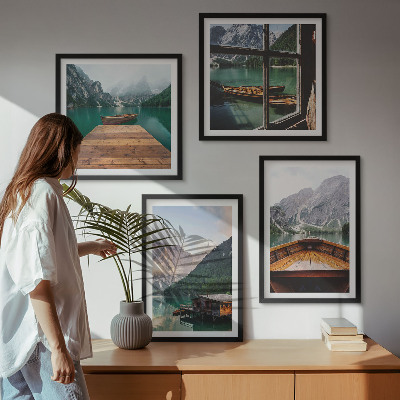 Billedvæg over sofa Bjerglandskaber hyttebåde