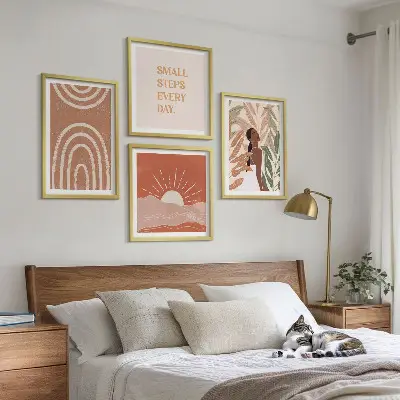 Billedvæg over sofa med boho abstrakte former
