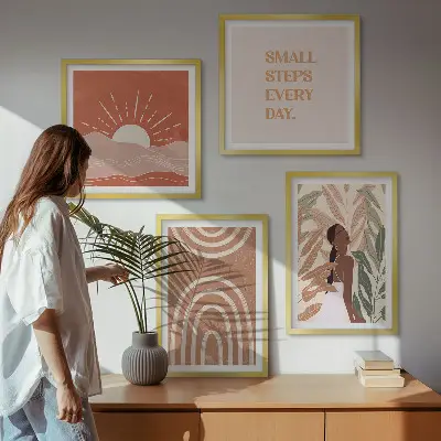 Billedvæg over sofa med boho abstrakte former